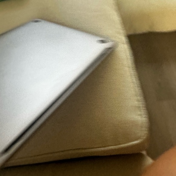 Apple MacBook Pro 13.3" Intel Core i5 8th Gen., 1.40 GHz, 8GB) - Picture 9 of 9